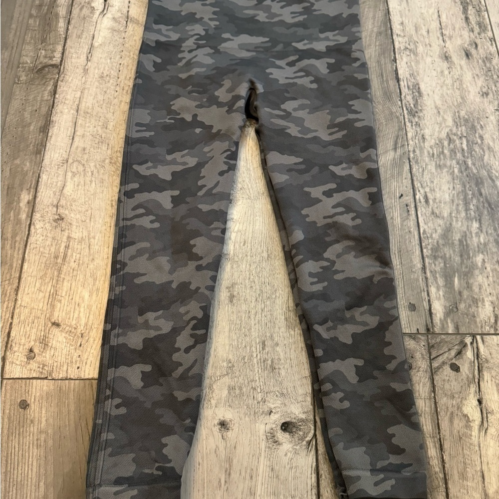 Spanx Womens Leggings Medium Gray Camo Look At Me Now Cropped Length - Picture 2 of 8